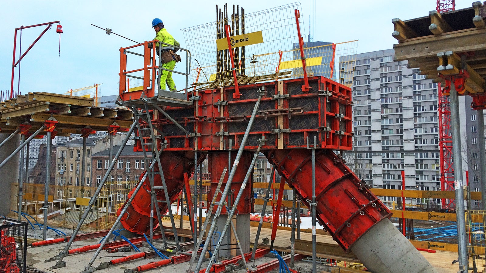 Montaż zwieńczenia słupa potrójnego.