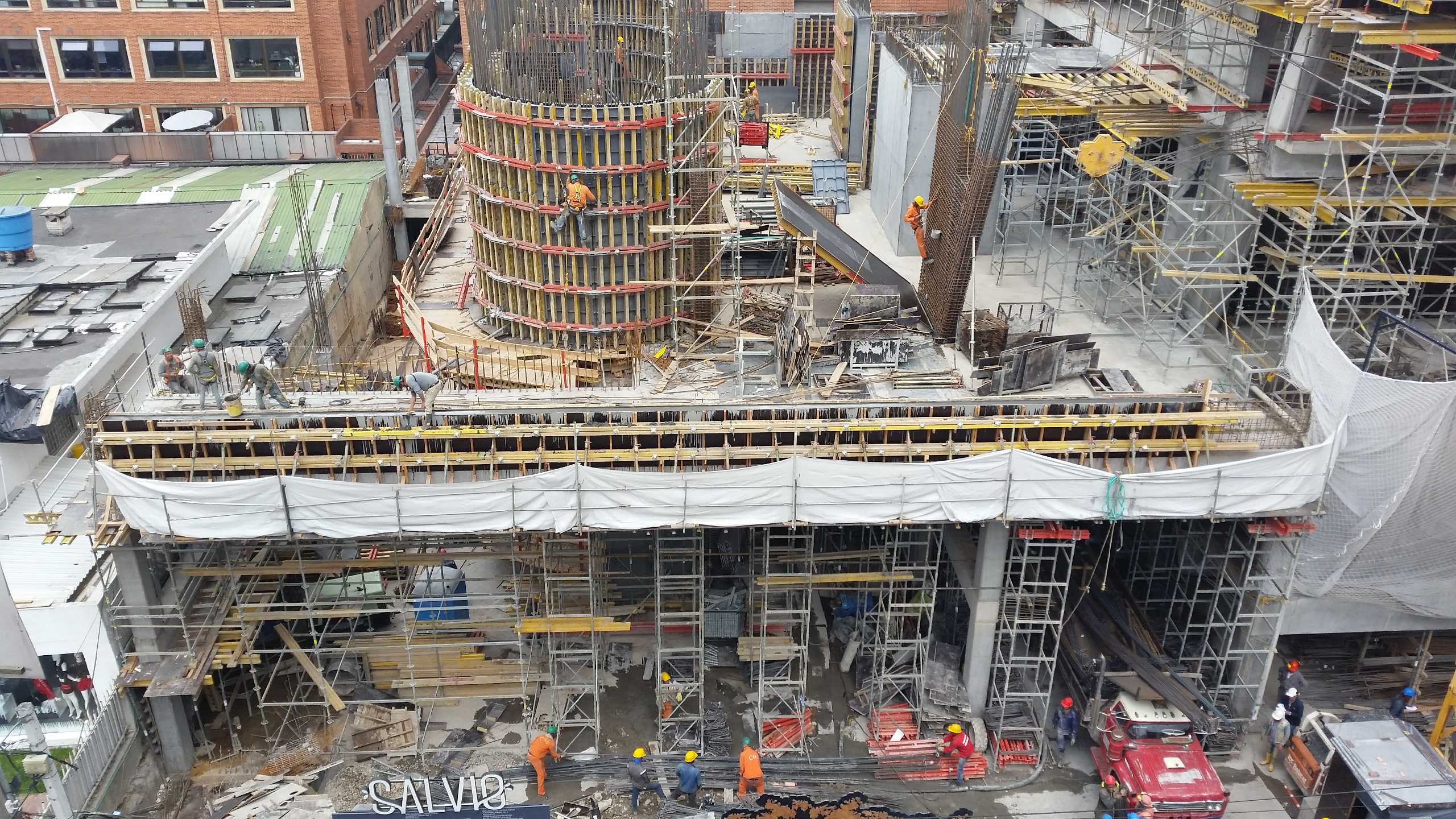 Los sistemas de encofrado y apuntalamiento PERI garantizan una logística de obra eficiente aun cuando las áreas sean bastante limitadas.