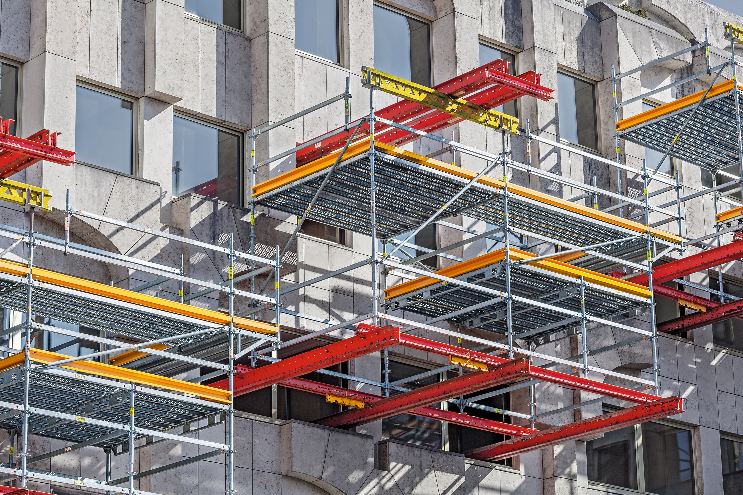 Les plates-formes de travail peuvent être intégrées aux structures existantes en combinant le VARIOKIT et le système d'échafaudage PERI UP.<br/>
