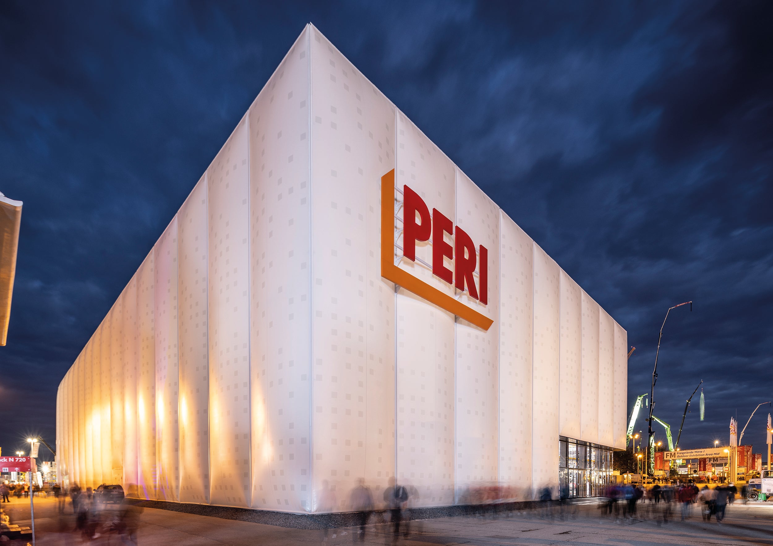 La sala de exposiciones PERI ofrece más de 4.000 m2 de espacio para explorar nuevas innovaciones de productos. Durante la feria, se realizarán demostraciones varias veces al día para que los visitantes se familiaricen con el uso de los productos. Puede encontrar PERI en el recinto al aire libre del norte (stand FN 718).<br/>(Foto: PERI SE)<br/>