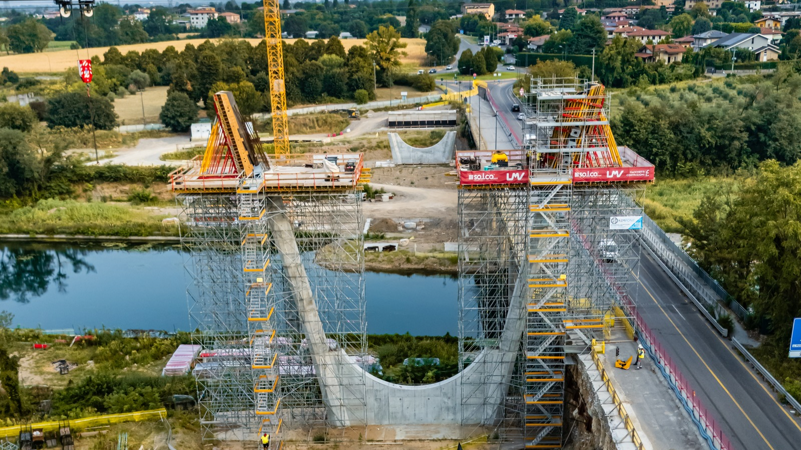 Costruzione delle pile del nuovo ponte di Palazzolo sull'Oglio che collegherà le province di Bergamo e Brescia