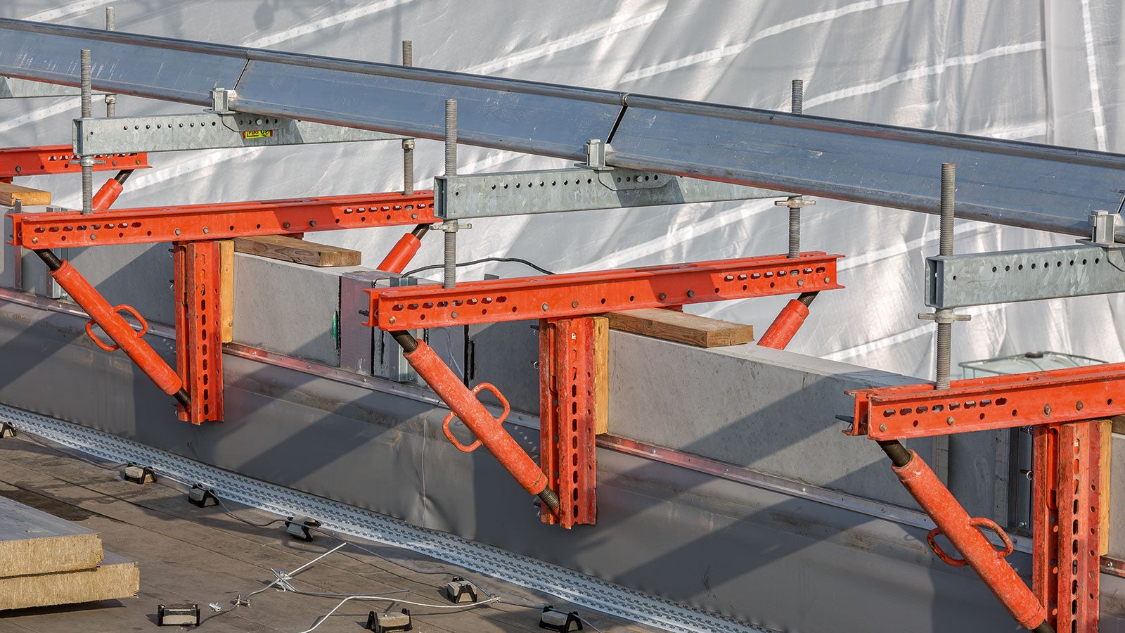 Zur Ausbildung der projektspezifisch konzipierten Auflagerkonstruktionen ließ sich PERI UP ideal mit Systembauteilen des VARIOKIT Ingenieurbaukastens kombinieren.