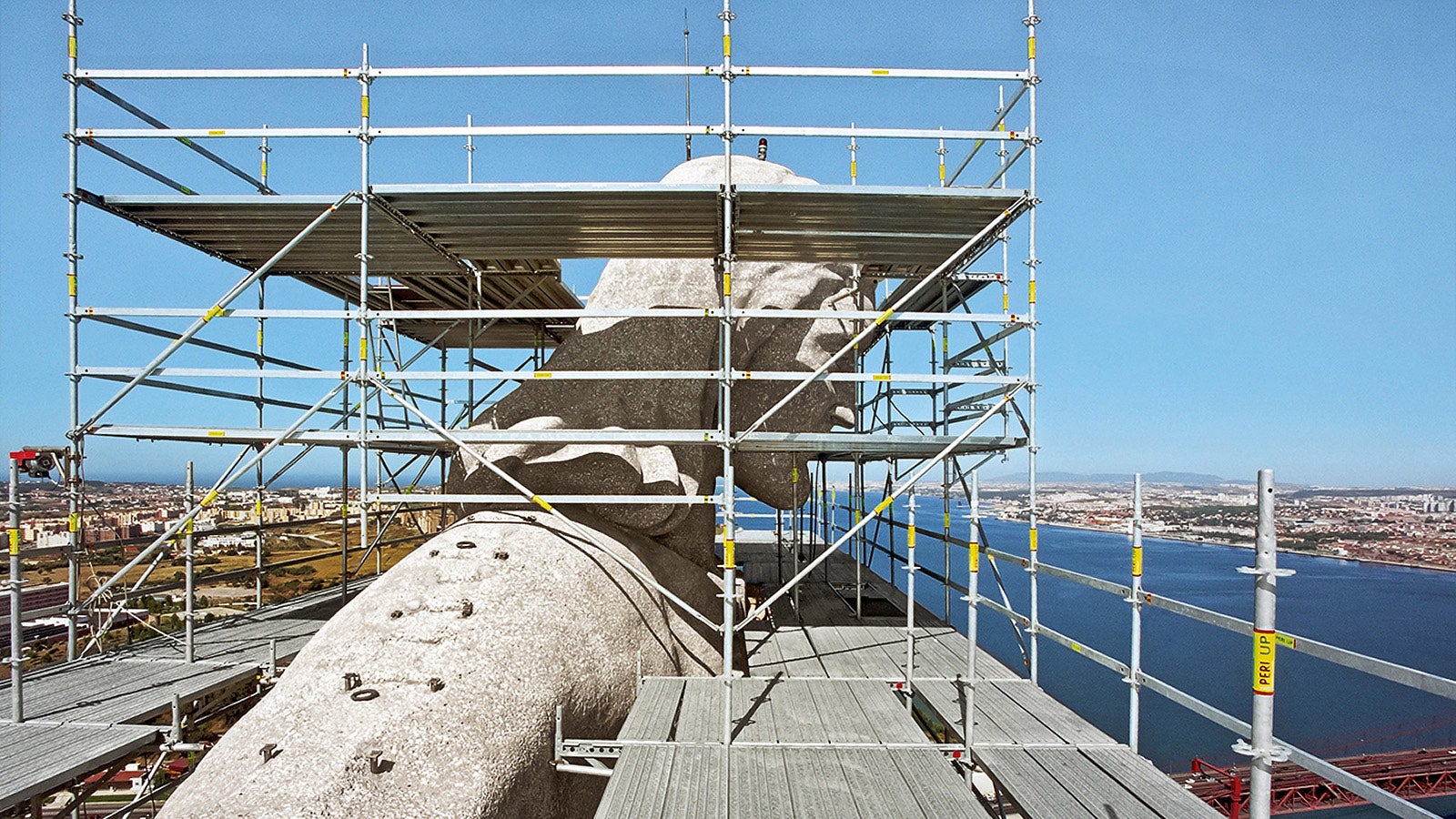 Work could be safely carried out on the spacious and geometrically adapted working platforms of the PERI UP Rosett scaffold which was erected up to the head of the statue.