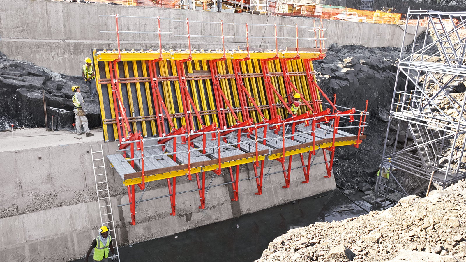 The SCS Climbing System in use on inclined structural components. The working platforms can be tilted ± 15° and ± 30° which means site personnel can always work safely.