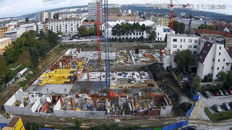 Projekt s nadčasovou architektúrou, s veľkou pôdorysnou rozlohou a rozmanitosťou si vyžiadal, aby pre maximálne využitie debnenia dodaného na stavbu navrhlo technické oddelenie PERI výkres pre každé podlažie budovy zvlášť. (Zdroj fotografie: VSH development, a.s.)