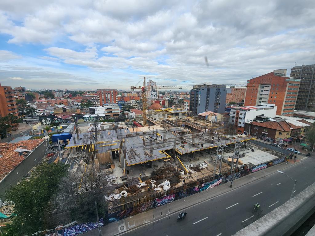 Encofrado para losas con vigas MULTIFLEX, en combinación con torres de carga ST-100