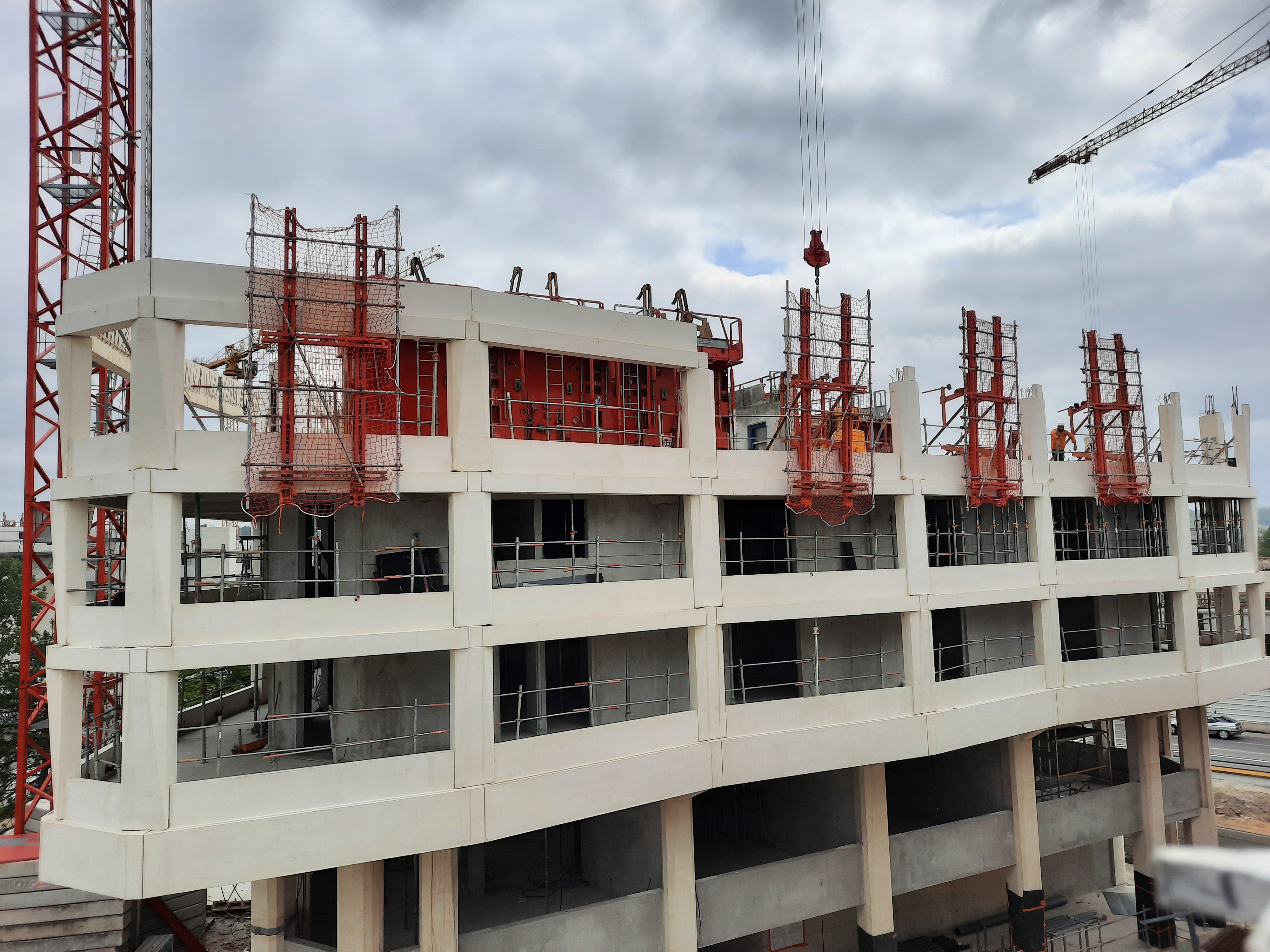 Le système garantit une sécurité totale grâce à une approche de mise en œuvre depuis le niveau inférieur. Chaque élément est soigneusement défini sur mesure, assurant une intégrité structurelle optimale. La conception sur mesure de l'outil garantit une sécurité maximale à chaque étape de l'installation.