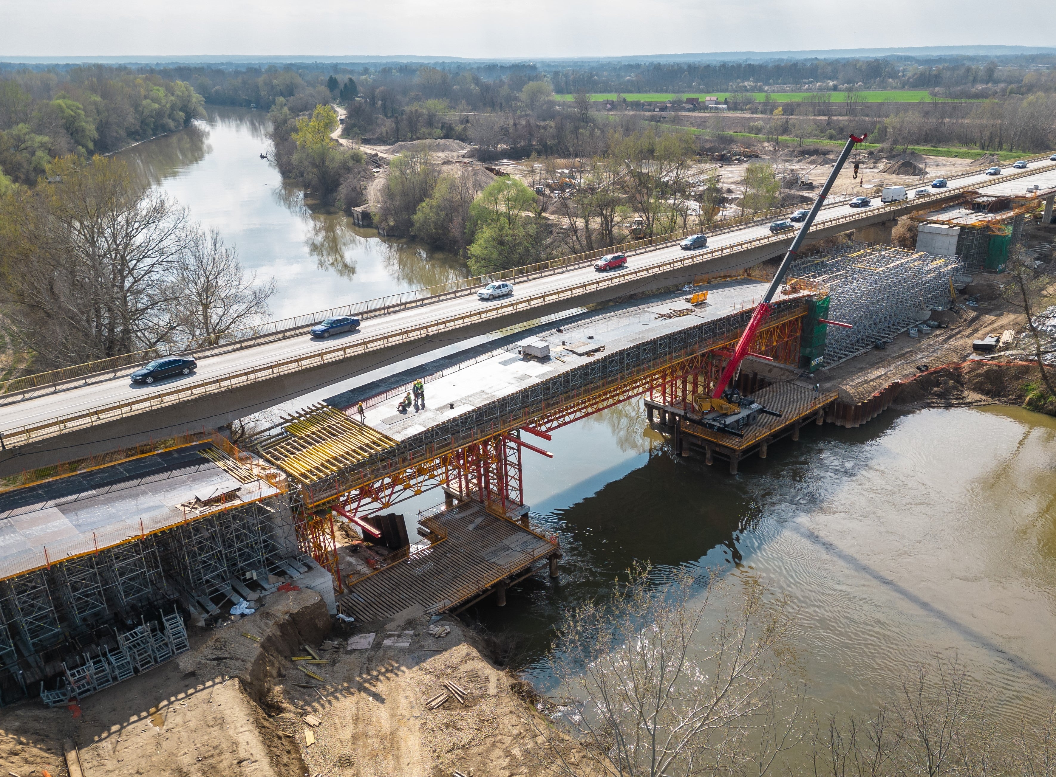 施工过程中，需要确保现有的交通安全、顺畅，不受施工影响。