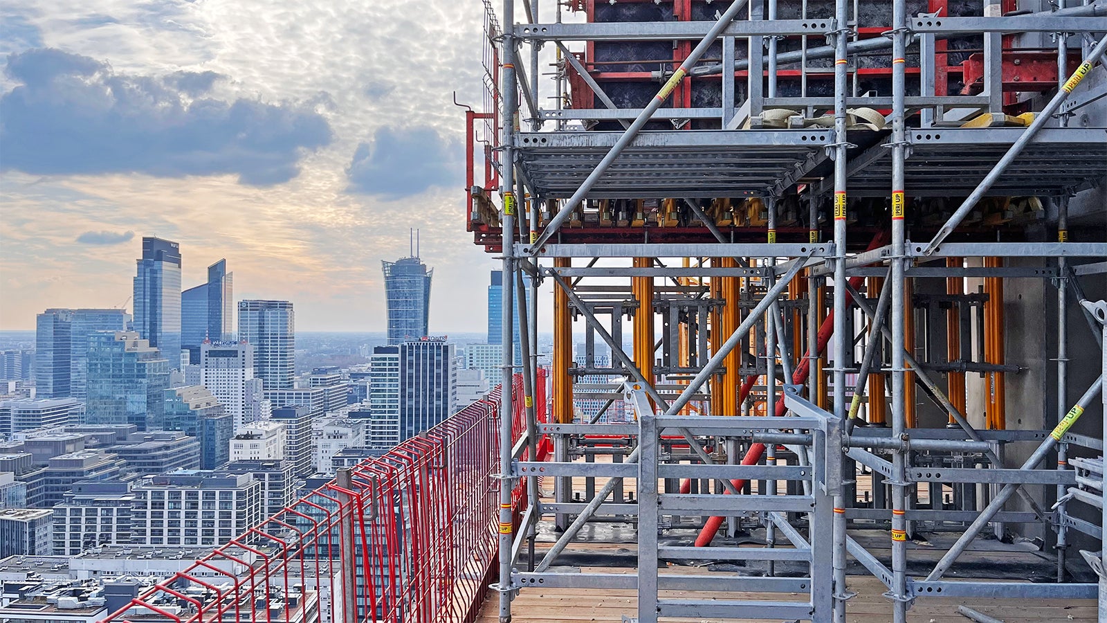 Budowa wieżowca Upper One ścisłym centrum Warszawy. 