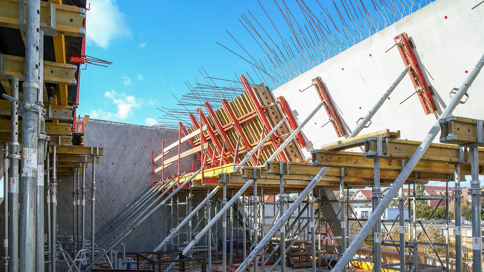 Deskowanie belki dachu szedowego.