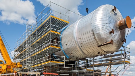 Nordöstlich von Edmonton/Alberta entsteht die weltweit modernste Ölsandraffinerie. Pro Tag sollen knapp 2,5 Mio. Liter Öl produziert werden. PERI plante und lieferte hierfür Industriegerüstlösungen und sorgte für die termingerechte Bereitstellung entsprechend großer Materialmengen. Rund 1.500 t Gerüst waren im täglichen Einsatz, in Spitzenzeiten arbeiteten etwa 1.500 Personen auf der Baustelle.