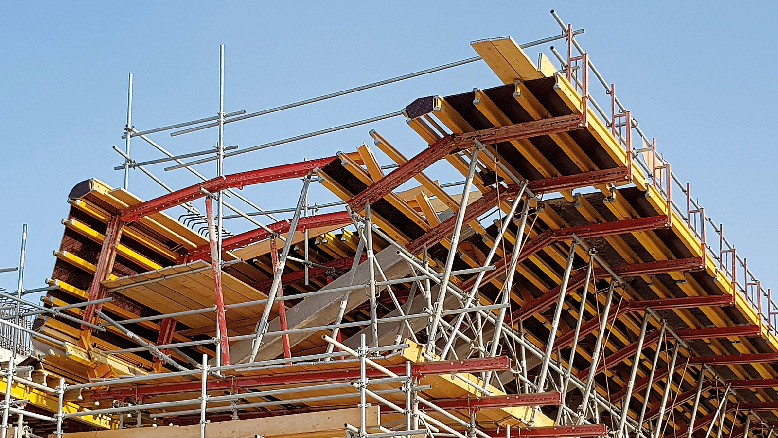 The prefabricated VARIOKIT components of the external web and cantilevered formwork for the superstructure of the in-situ concrete bridge were assembled on the ground ahead of time, raised by crane to save time and then installed.