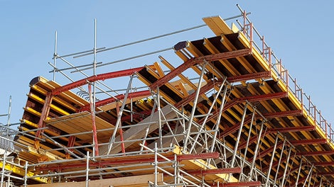 The prefabricated VARIOKIT components of the external web and cantilevered formwork for the superstructure of the in-situ concrete bridge were assembled on the ground ahead of time, raised by crane to save time and then installed.