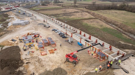 The HŽ-2 overpass in Križevci is an important element in establishing an uninterrupted link between Zagreb and the Hungarian border. <br/>(Photo: PERI SE)