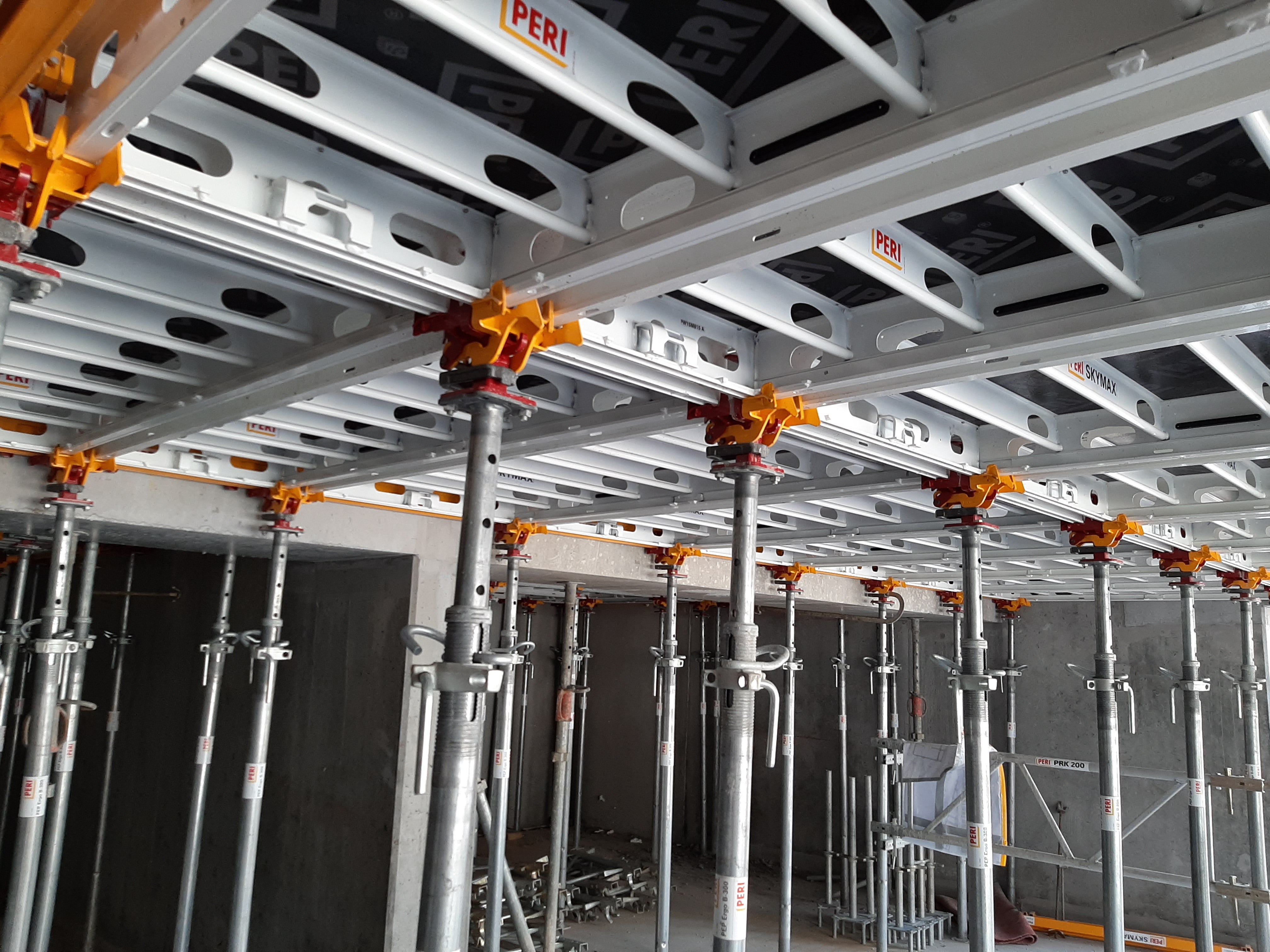 Système SKYMAX : une réduction des besoins en matériels sur site, grâce au décoffrage anticipé avec tête de décintrement. 