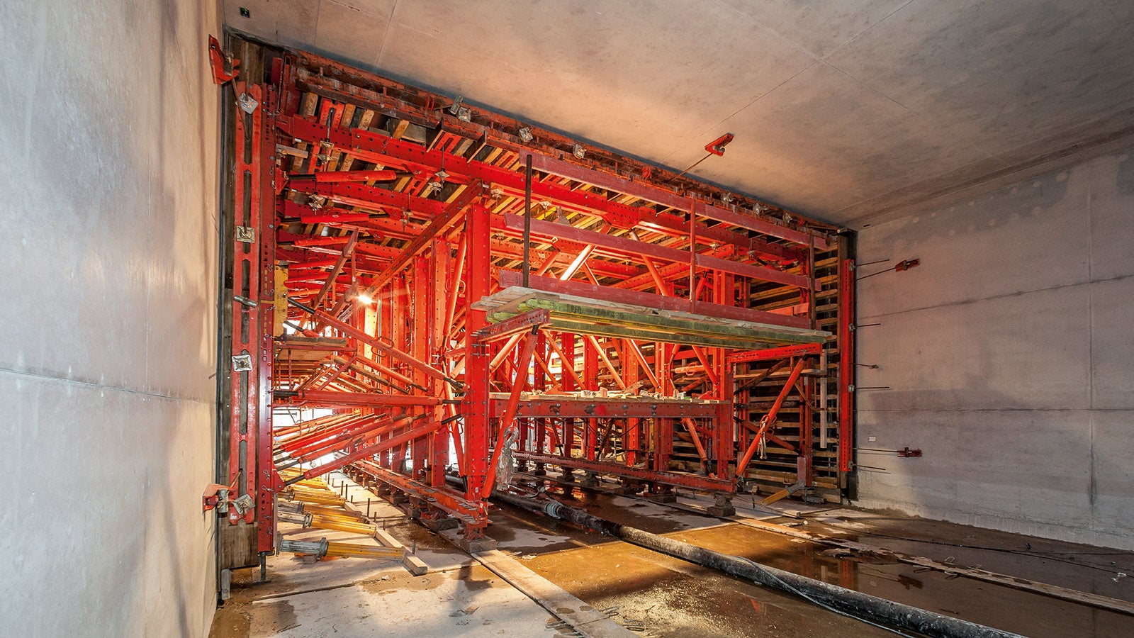 Walls and slab in one pour: A total of 71 segments are fabricated in regular weekly cycles with the VARIOKIT tunnel formwork carriage.