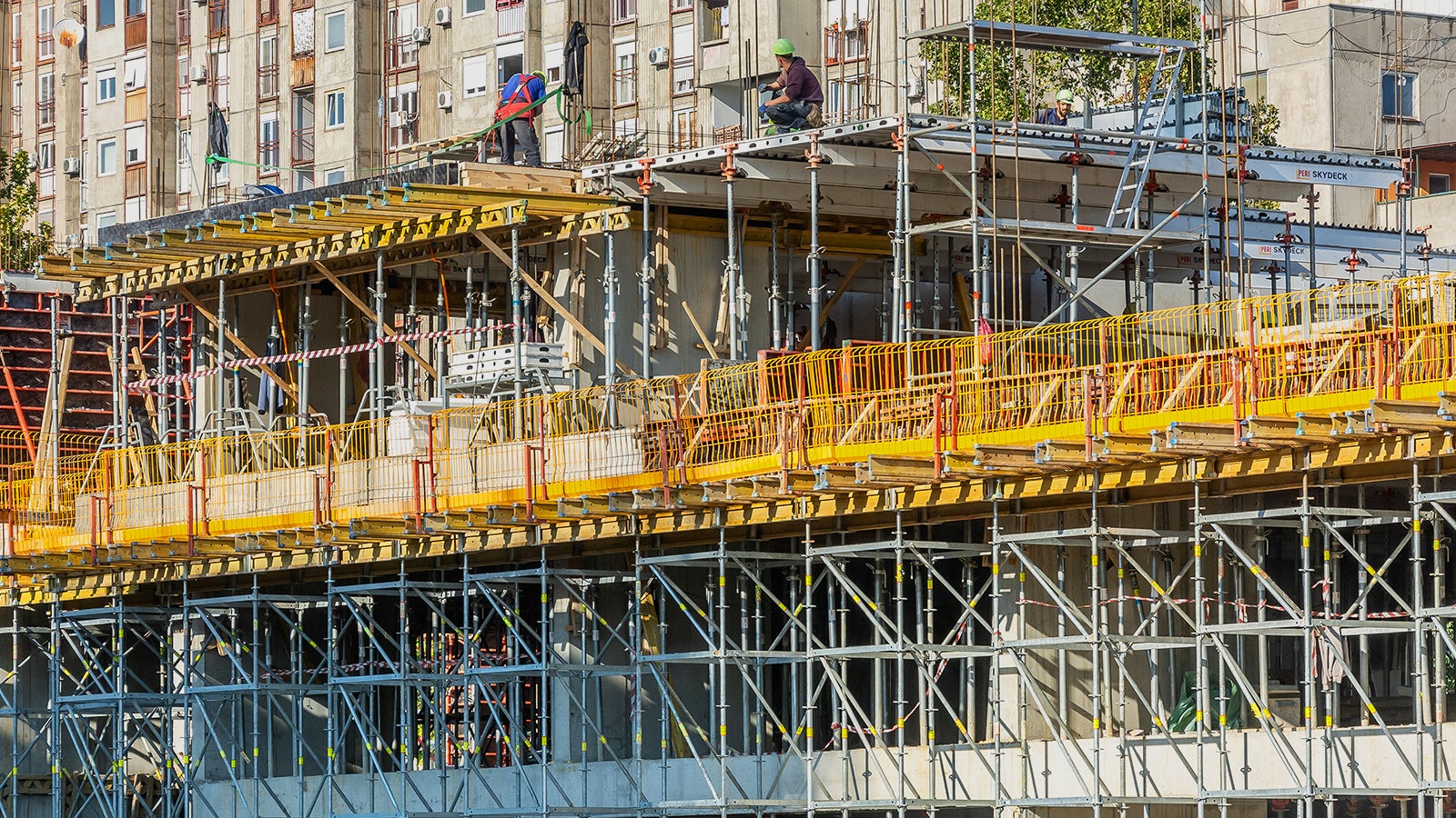 SKYDECK panelna oplata omogućila je maksimalno brzu izradu konstrukcije i korišćena je prilikom realizacije gotovo svih ploča na objektu, osim za izradu visokih ploča za erkere oko objekta, gde se sistem PERI UP Rosett nametnuo kao logično rešenje.