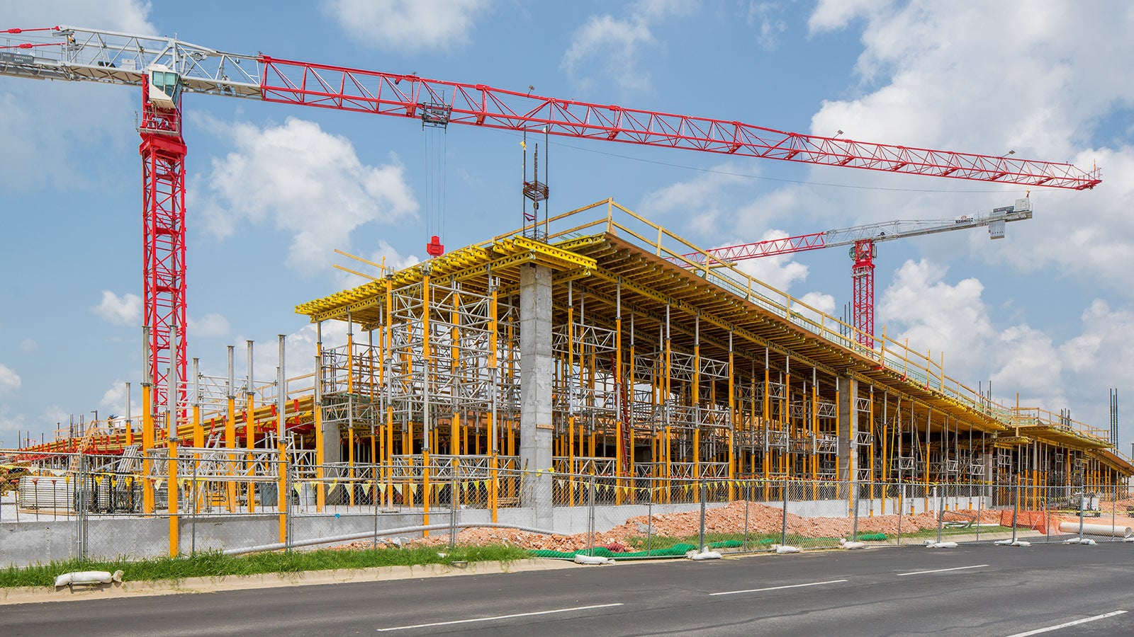 Frame-connected, lightweight MULTIPROP shores, used as shoring towers, provide support in the high bay areas of the parking deck.