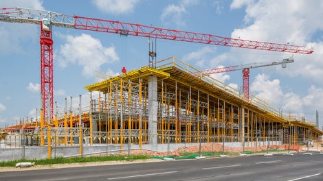 Frame-connected, lightweight MULTIPROP shores, used as shoring towers, provide support in the high bay areas of the parking deck.