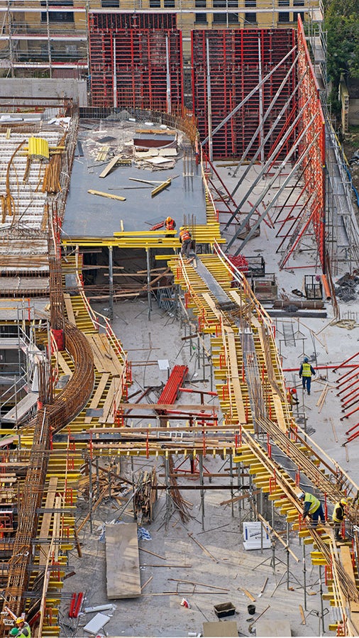 Niezawodne deskowanie TRIO przy wykonywaniu ścian o wysokości 10 m.