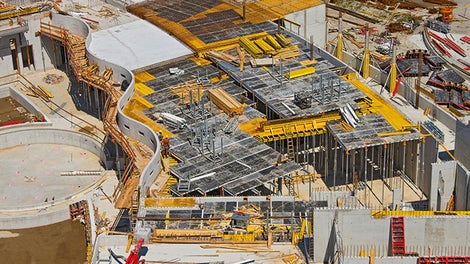 For the floor slabs up to 55 cm thick and 5 m ceiling heights, the construction site team used SKYDECK panel slab formwork with dropheads.