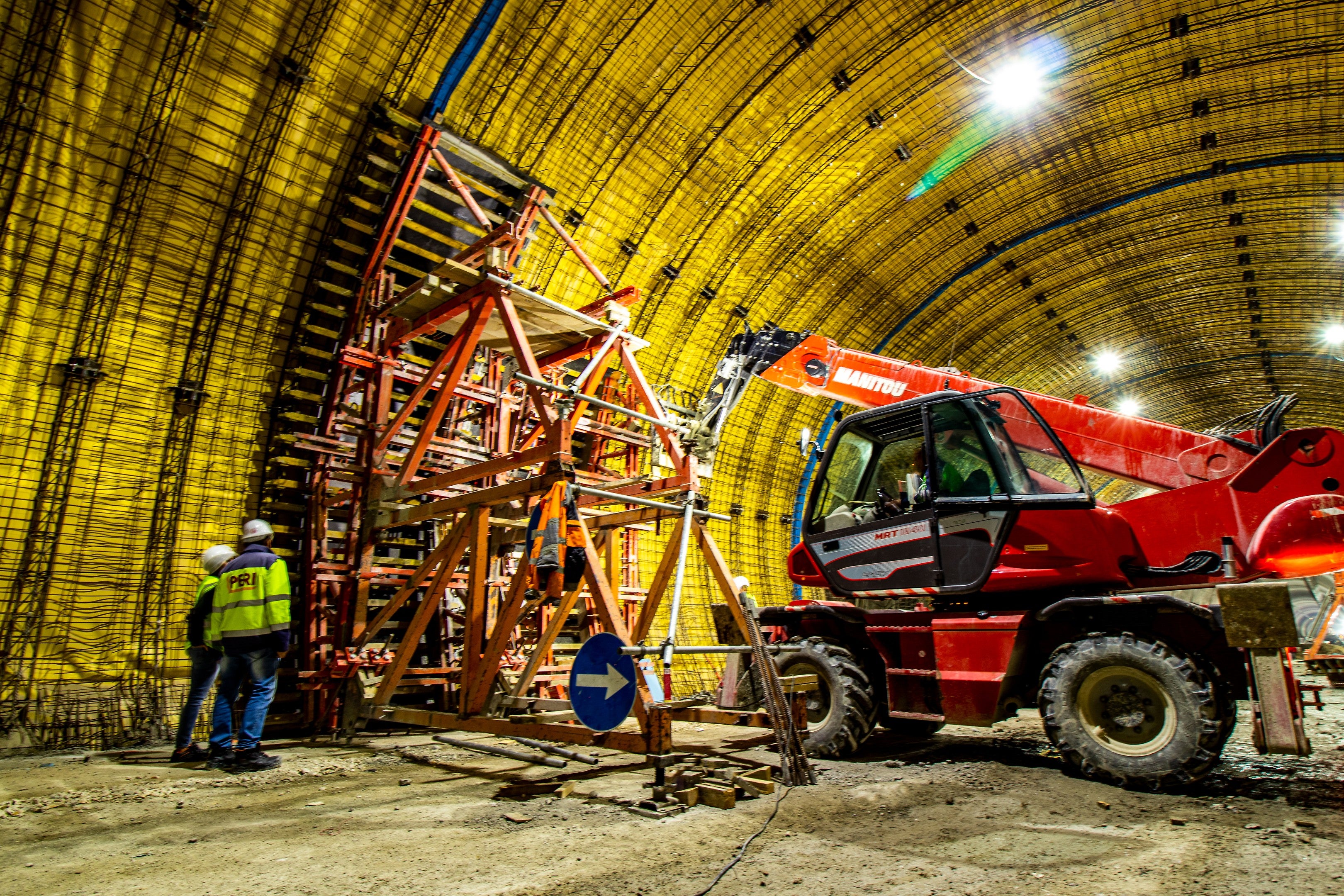 Изпълнение на едностранен кофраж от система VARIO и подпорни рамки за тежки натоварвания SB