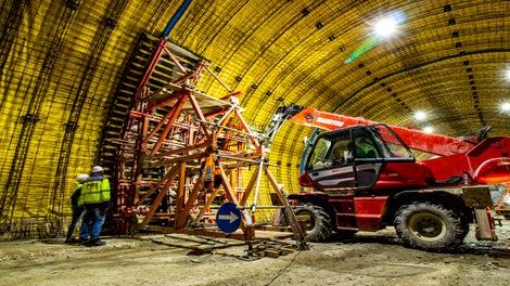 Изпълнение на едностранен кофраж от система VARIO и подпорни рамки за тежки натоварвания SB