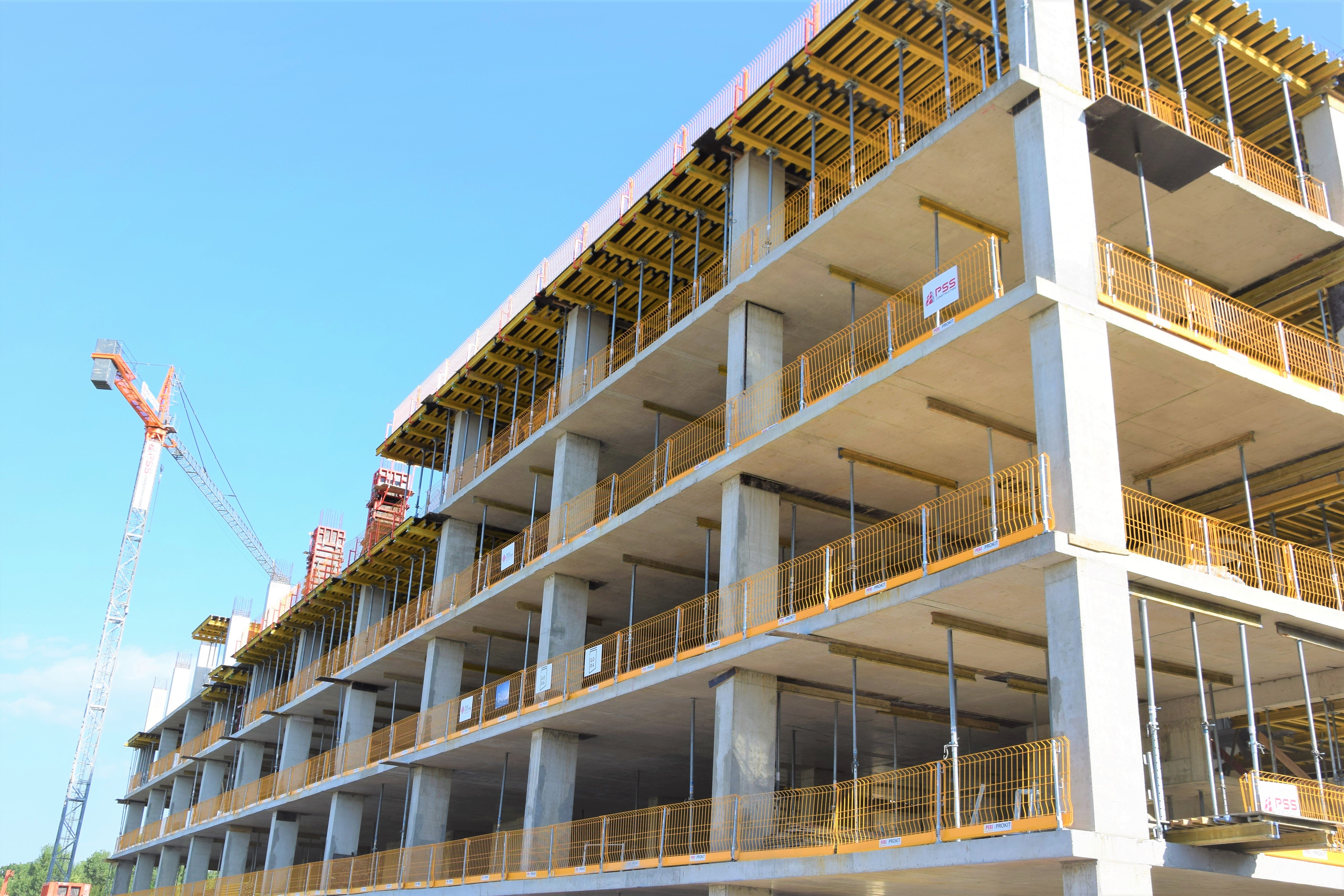 Защитна система за защита при ръбове PROKIT EP 110, с височина 1.10m, е лесна за сглобяване система, която обезопасява сгради с отворени фасади. Пригодена с мрежеста защитна стена, поставки и монтажни крачета, тя е лесно пригодима към разнообразните геометрии на сградата.