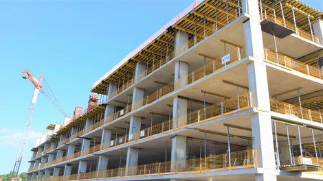 Защитна система за защита при ръбове PROKIT EP 110, с височина 1.10m, е лесна за сглобяване система, която обезопасява сгради с отворени фасади. Пригодена с мрежеста защитна стена, поставки и монтажни крачета, тя е лесно пригодима към разнообразните геометрии на сградата.