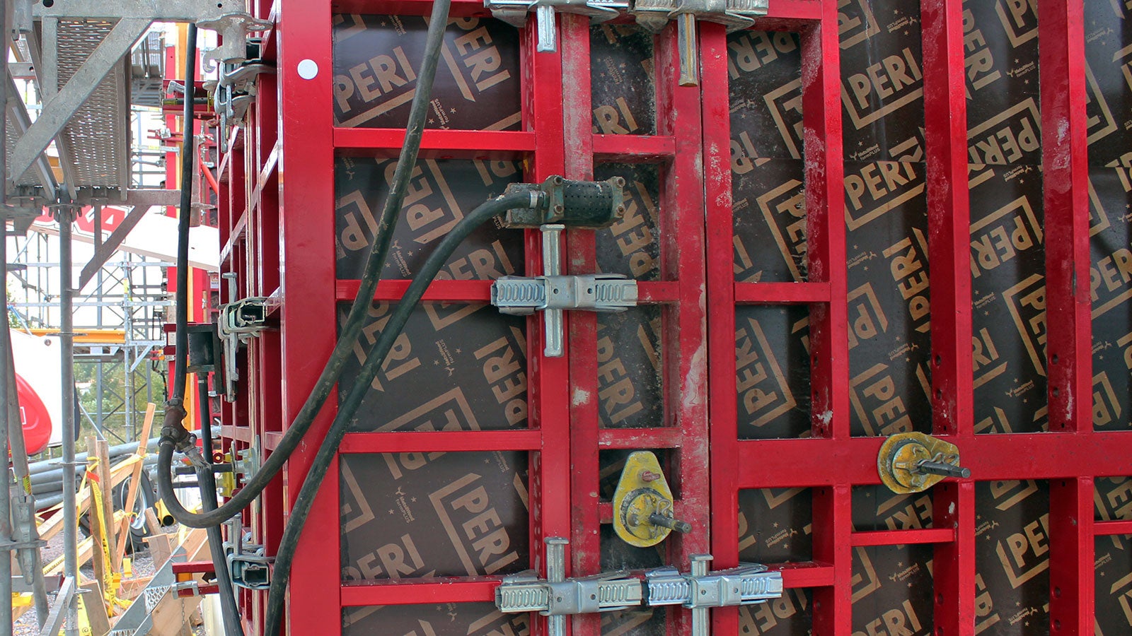 Mooser-paineilmatäryttimet helpottivat korkeiden seinien valamisessa.