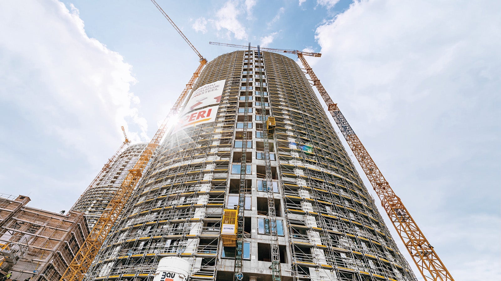 Depending on the area of use and user group, accesses must fulfill different requirements with regard to geometry and loads. Our PERI UP Scaffolding Kit with its wide range of configuration options aim at ensuring safe access options for site personnel. Copyright: Penta Real Estate