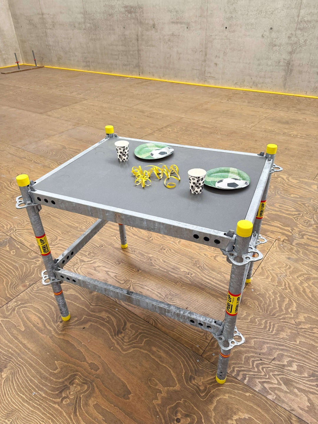 Der ideale Treffpunkt vor dem Anpfiff: Am Stehtisch kommen Fans entspannt ins Gespräch und stimmen sich gemeinsam auf das Spiel ein. Gefertigt aus robusten PERI UP Kernbauteilen, fügt er sich flexibel in jedes Public-Viewing-Konzept ein.