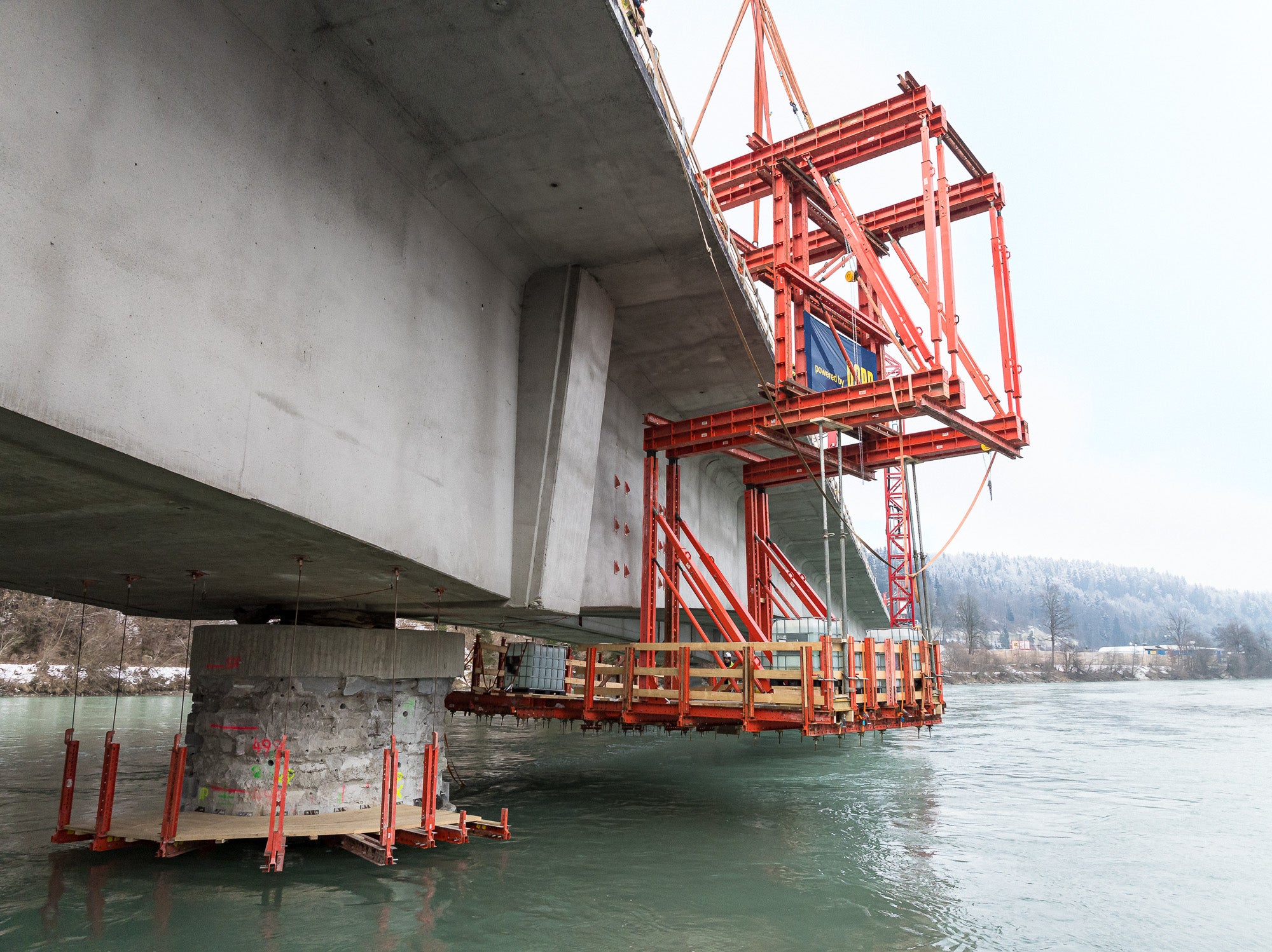 Sonderkonstruktion aus VARIOKIT Ingenieurbauteilen und Plattform mit RCS Schienen 