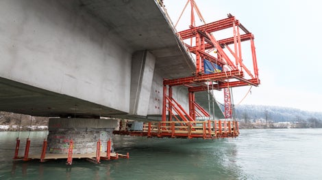 Sonderkonstruktion aus VARIOKIT Ingenieurbauteilen und Plattform mit RCS Schienen 