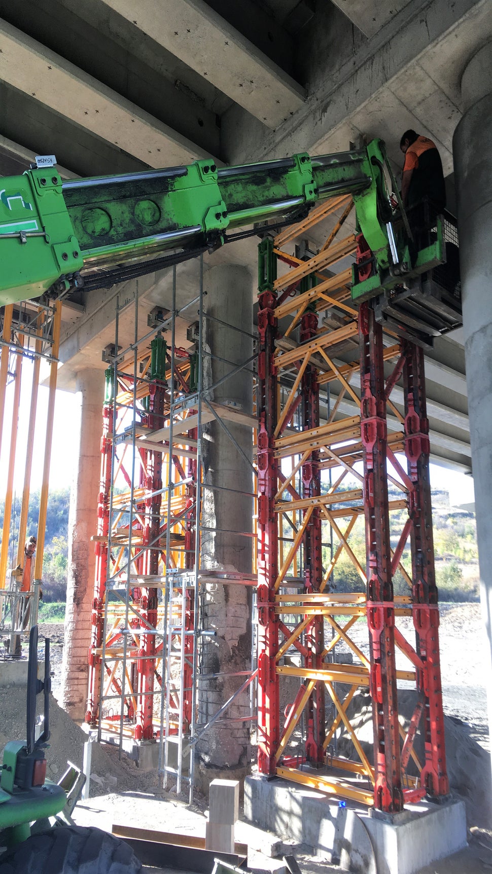 Изолиране на увредените колони от натоварване чрез преподпиране с VST Подпорни кули