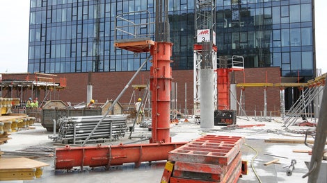 Zastosowanie systemu deskowania słupów SRS zapewnia szybki montaż.