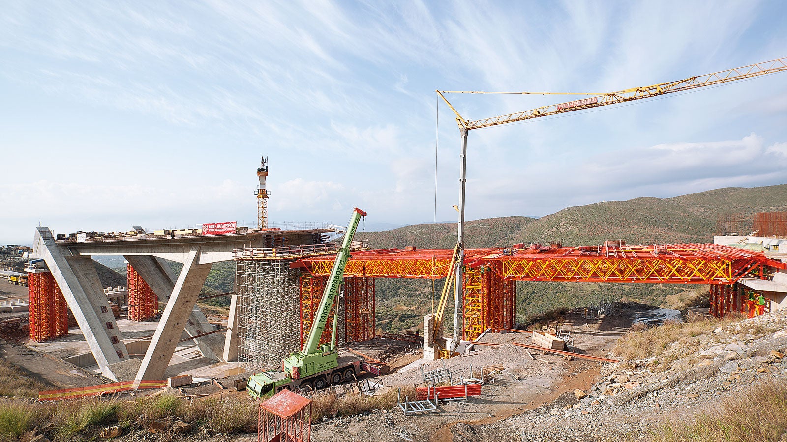 Motorway Bridge T4, Paradisia-Tsakona, Greece: Customized VARIOKIT overall solution for the construction work with Heavy-Duty Shoring Towers VST and Heavy-Duty Truss Girders VRB.