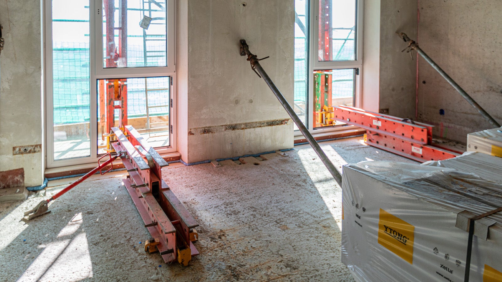 Door intensief ontwerp en 3D-modellering ontstond een oplossing die zowel constructief voldeed als de veiligheid en werkbaarheid op de bouwplaats garandeerde. 