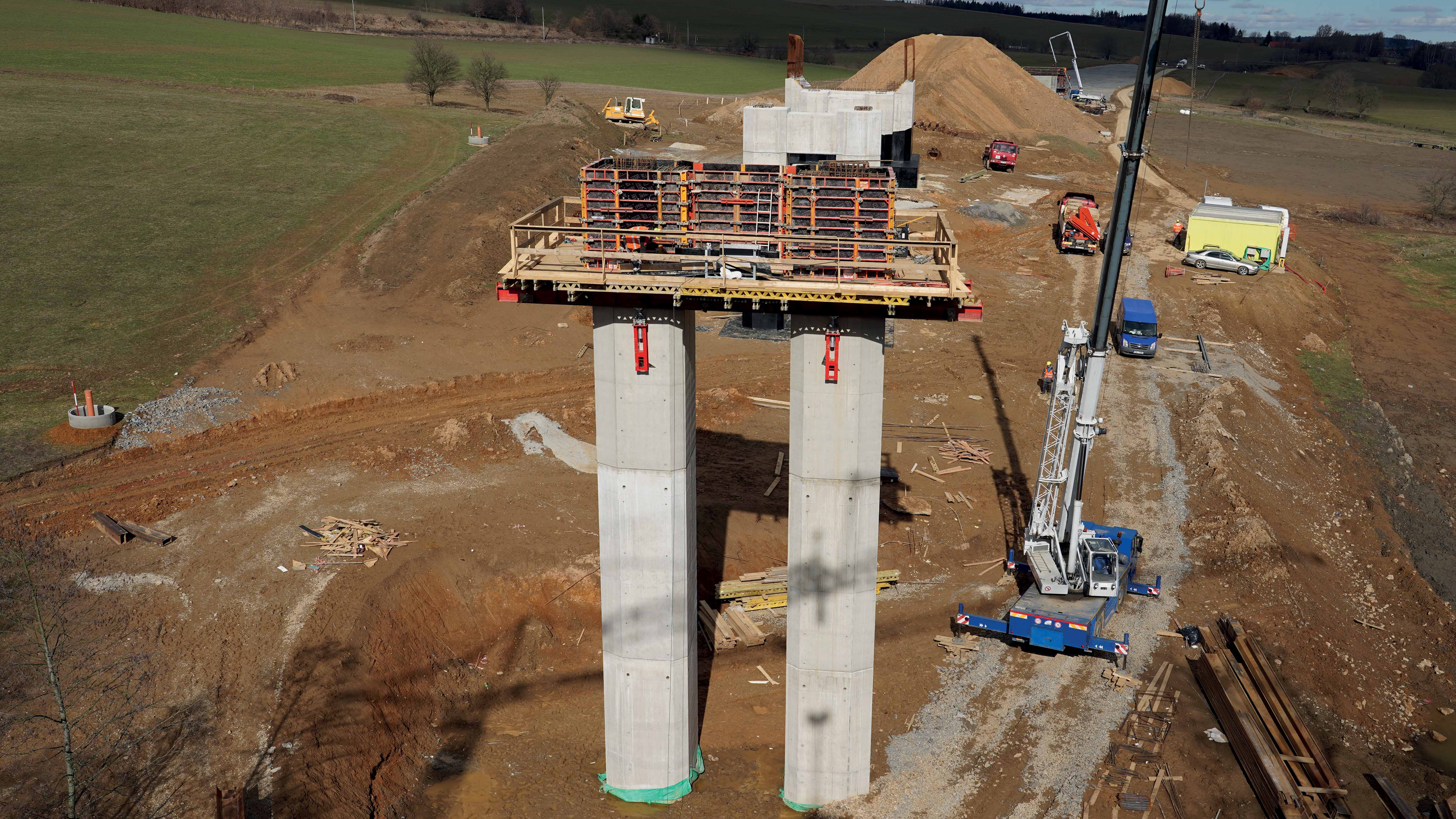 Bednění příčníku na standardních pilířích pomocí konzol MATFLEX.