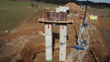 Bednění příčníku na standardních pilířích pomocí konzol MATFLEX.