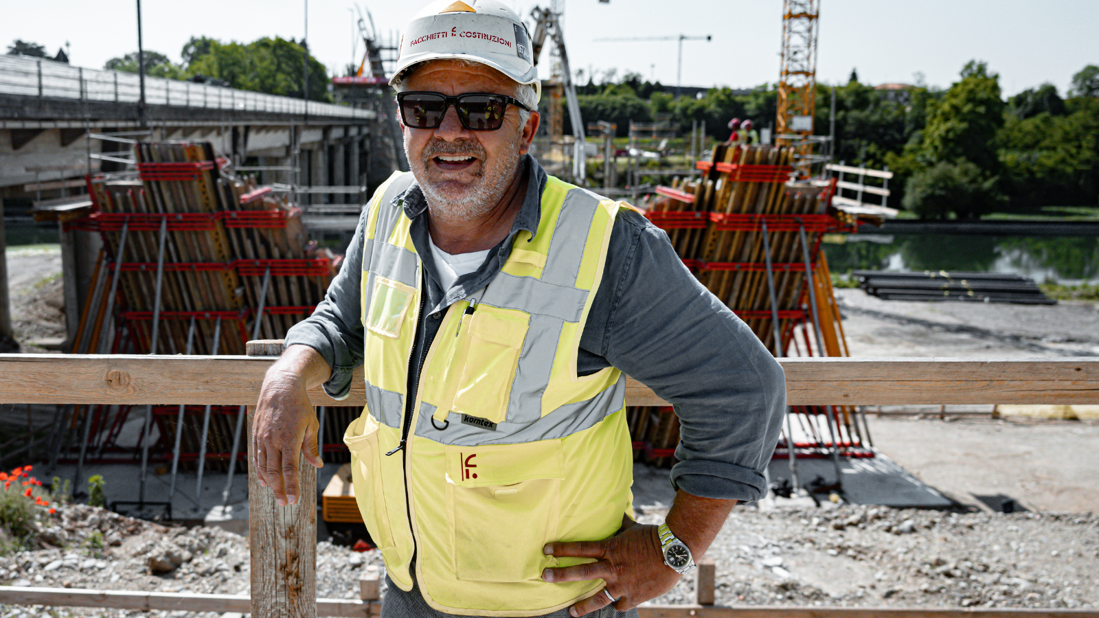 Ritratto di Giovanni Facchetti, titolare dell'omonima azienda , scattato nel cantiere del nuovo ponte di Palazzolo sull'Oglio.