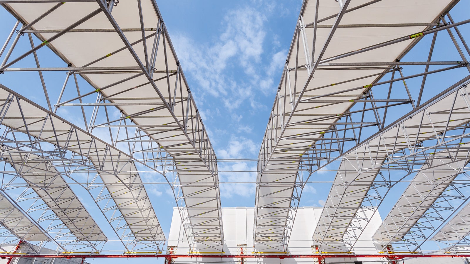 Die insgesamt 90 m lange Schutzdachkontruktion setzte sich aus 3 m breiten und knapp 30 m langen LGS Bindersegmenten zusammen.