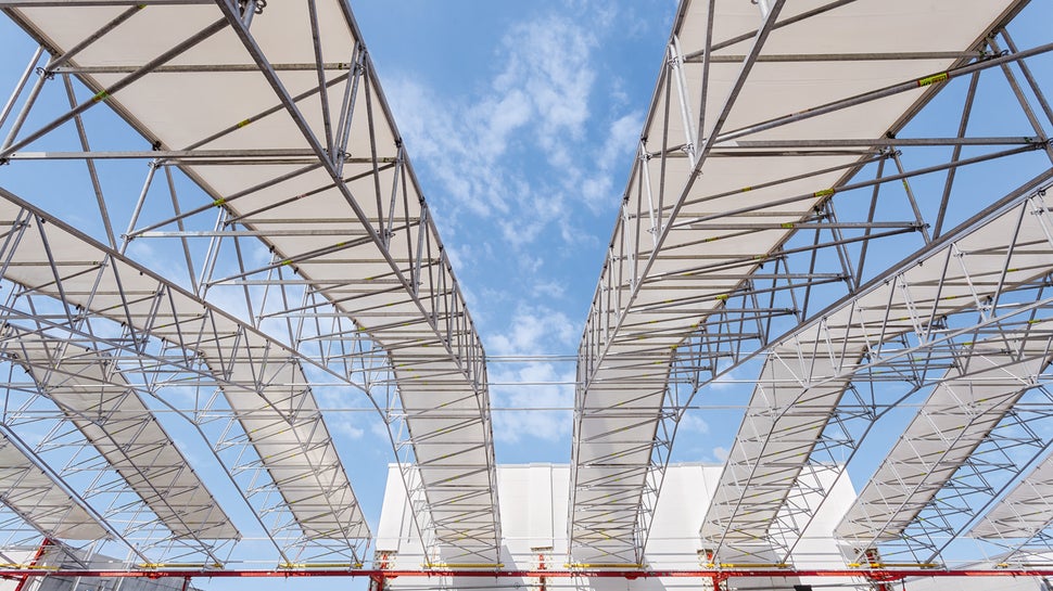 Die insgesamt 90 m lange Schutzdachkontruktion setzte sich aus 3 m breiten und knapp 30 m langen LGS Bindersegmenten zusammen.