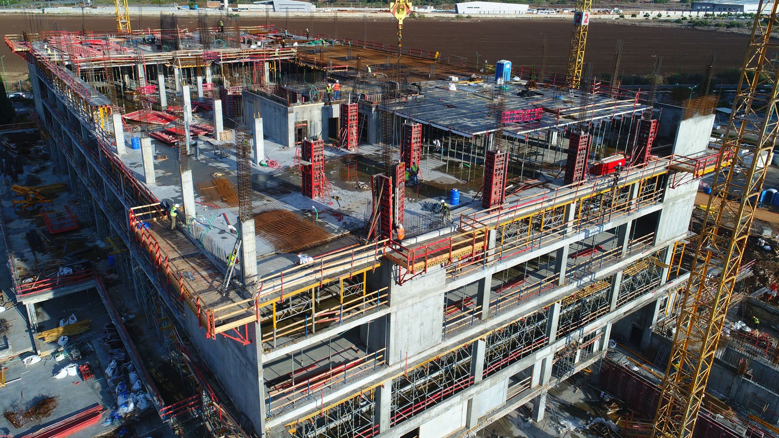 מערכת תבניות מסוג טריו ליציקת עמודים ומערכת סקיידק ליציקת התקרה.