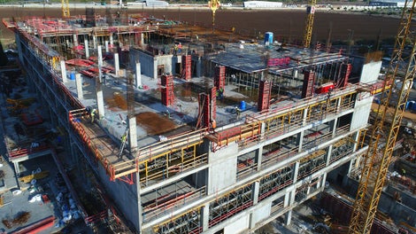 מערכת תבניות מסוג טריו ליציקת עמודים ומערכת סקיידק ליציקת התקרה.