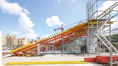 Os dois sistemas de construção modular, VARIOKIT e PERI UP, formaram escoramento gerador de formas para realizar as longarinas de arquibancada inclinadas.
