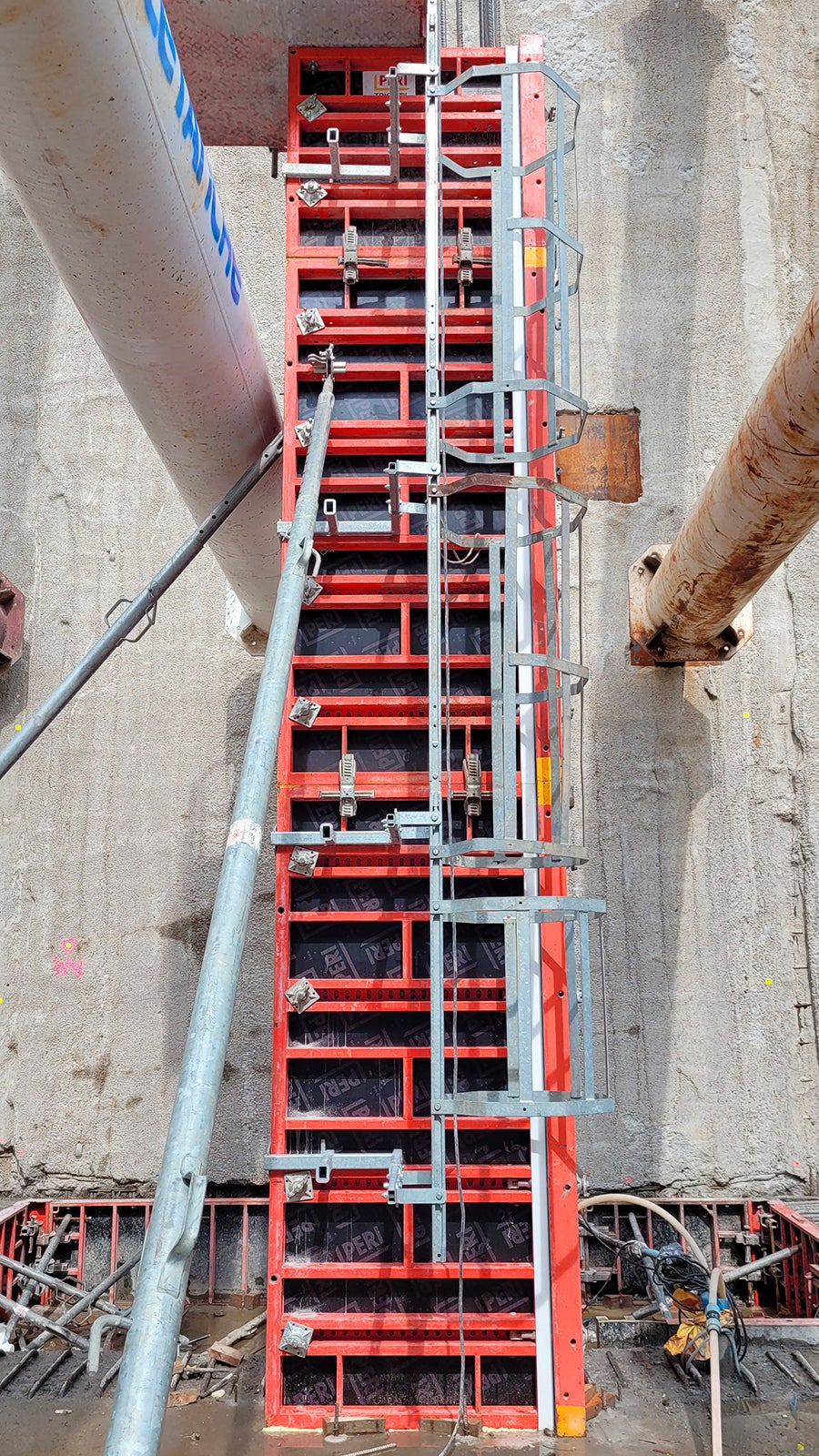 Słupy 1,0 x 1,0 m wykonywane bezściągowo dzięki deskowaniu słupów TRS 120 z pełnym systemem BHP.