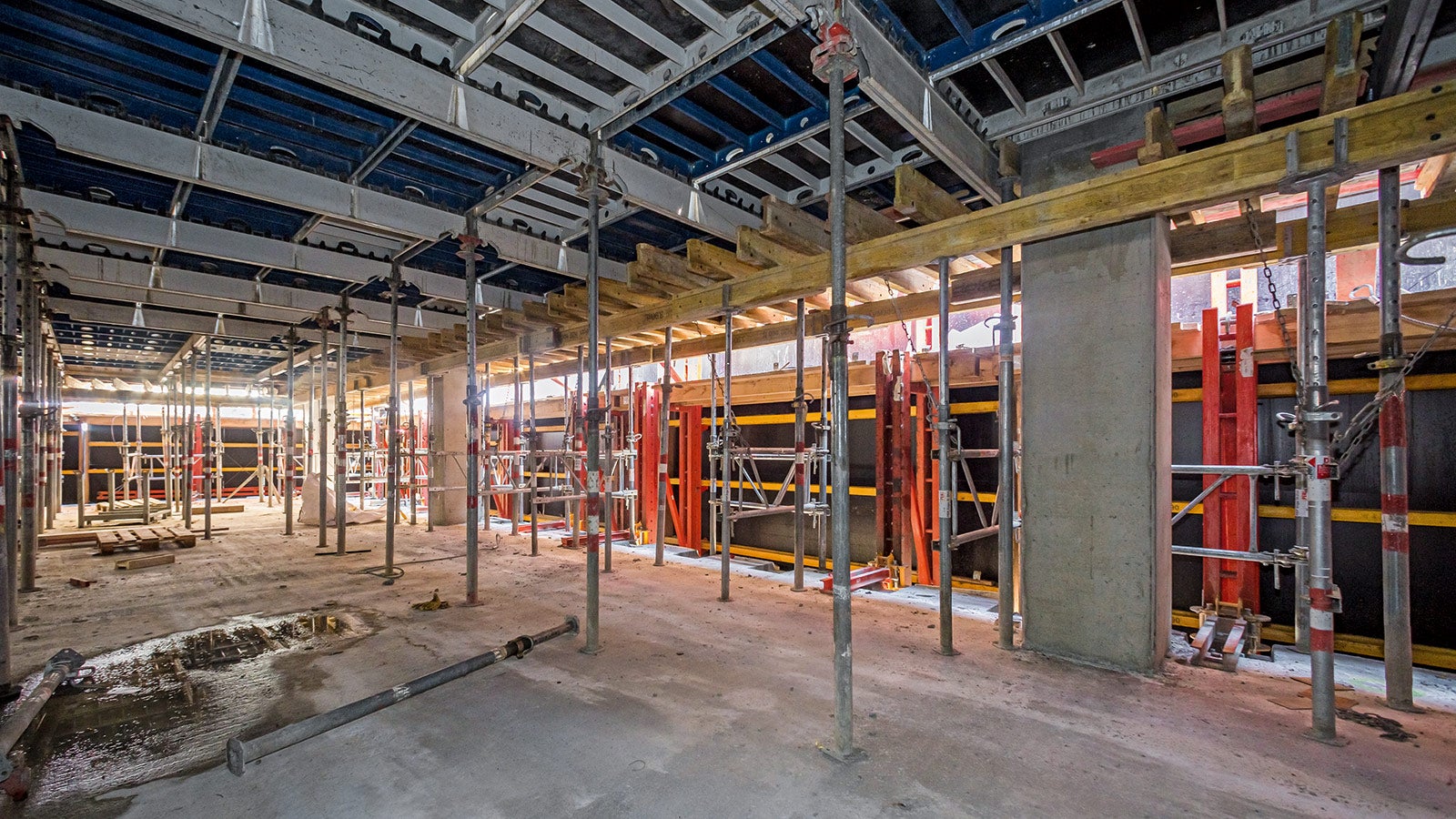 Der abgeschirmte Arbeitsraum bot Schutz vor Wind und Wetter. Zudem steigerte das erhöhte Sicherheitsgefühl die Arbeitsproduktivität beim Schalen der Geschossdecken mit der SKYDECK.