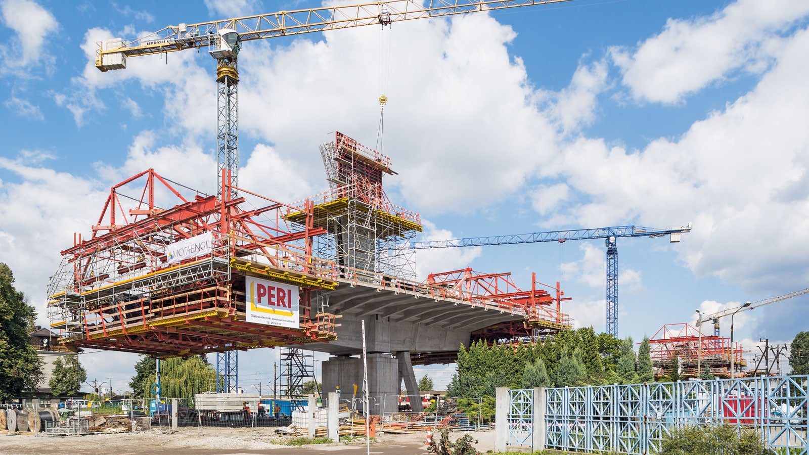 The PERI solution for the cantilever method is a combination of specifically developed system components and VARIOKIT standard parts.