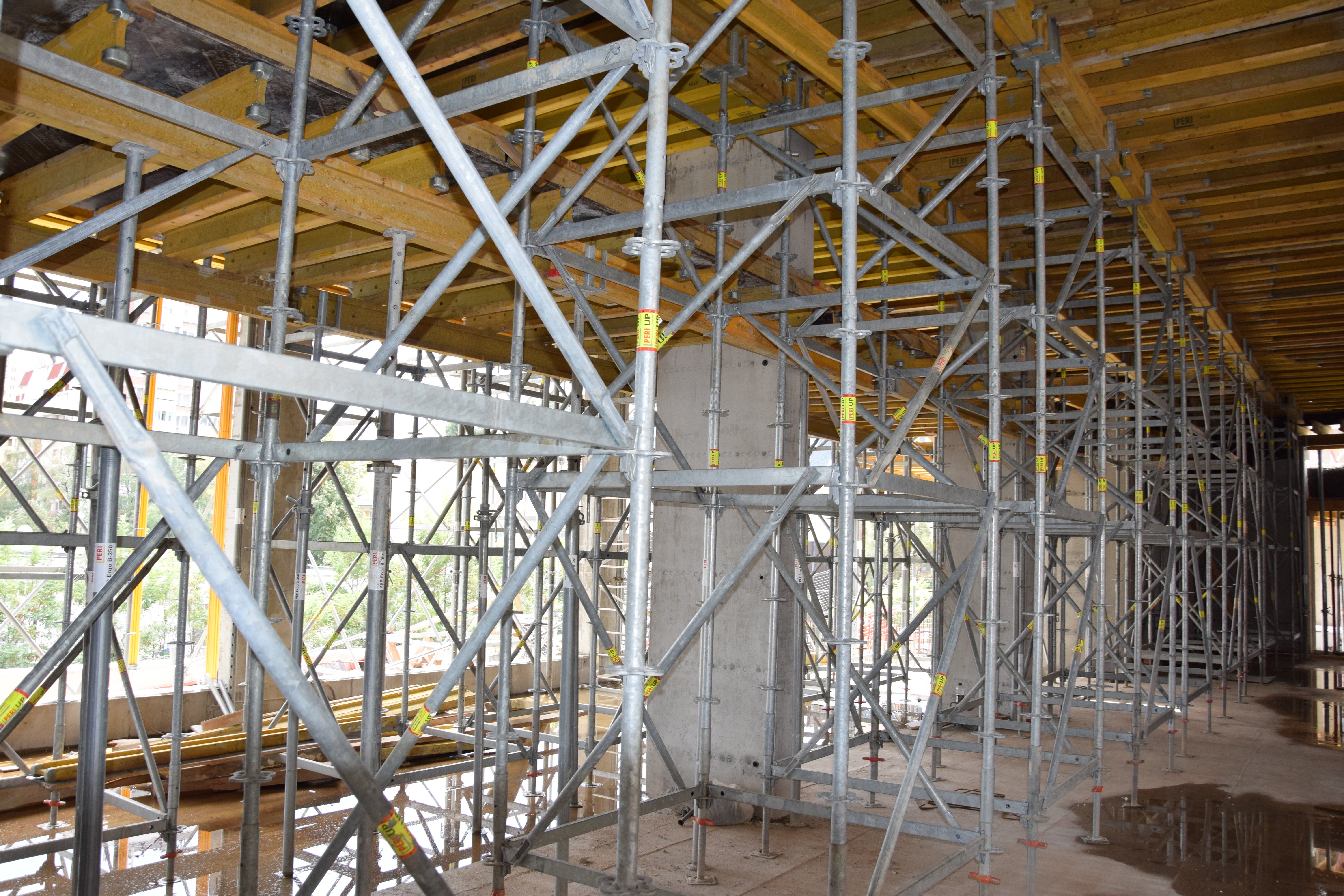 Подпорно скеле PERI Up Flex при кофриране на цялата плочата на партерния етаж с кота +4.90